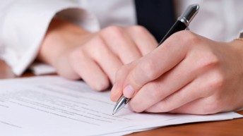 Una empresa no podrá obligar al trabajador a facilitar el teléfono móvil y el correo electrónico en el contrato