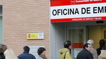 El paro baja a su menor nivel en siete años tras caer en 124.349 personas en junio