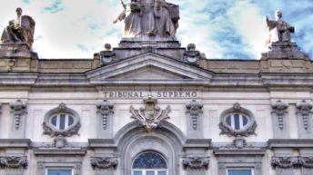 Los condenados a penas de inhabilitación para cargo público no serán elegibles aunque la sentencia no sea firme